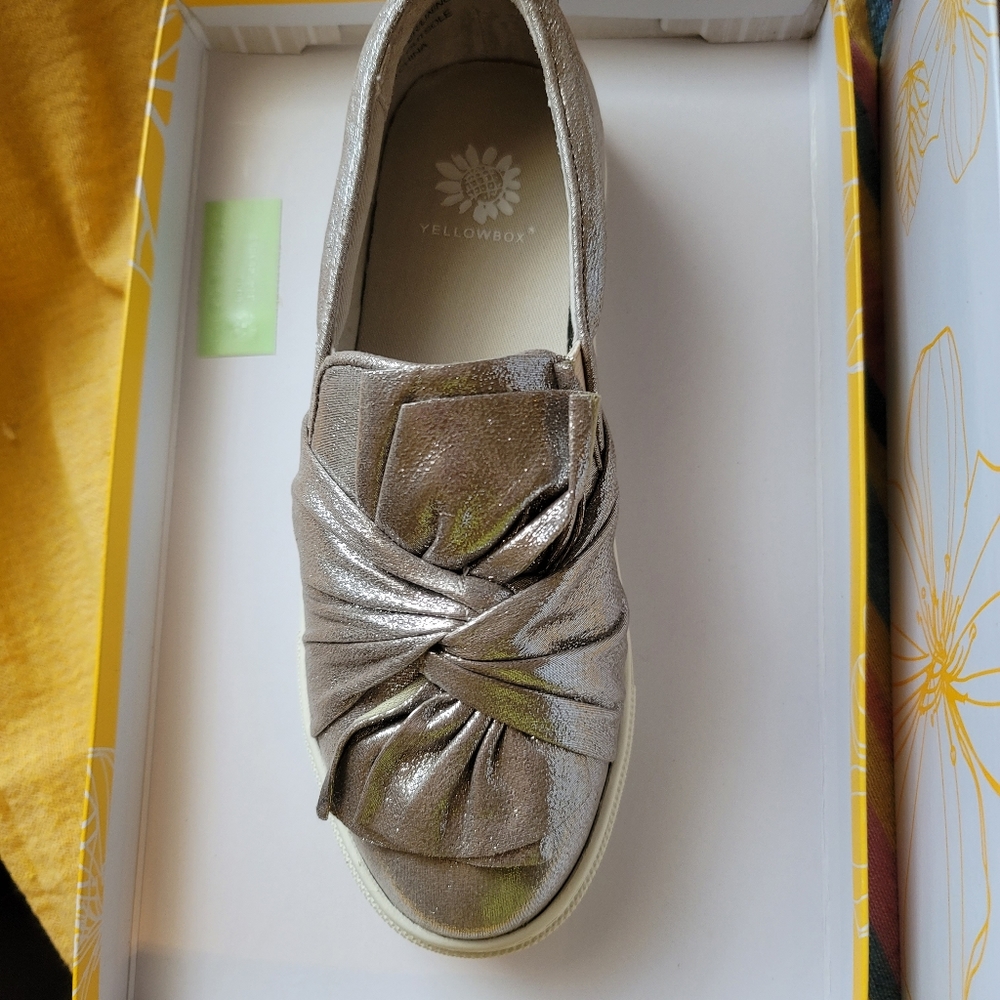 Yellow box metallic silver taupe flats sz 6.5